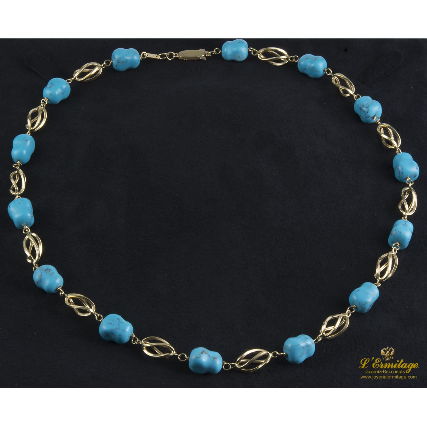 Collar realizado en oro amarillo con eslabones en forma de jaula y presenta turquesas naturales.