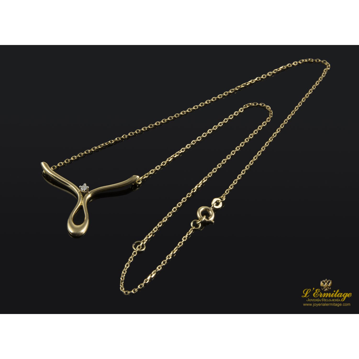 Collar realizado en oro amarillo con un brillante.
