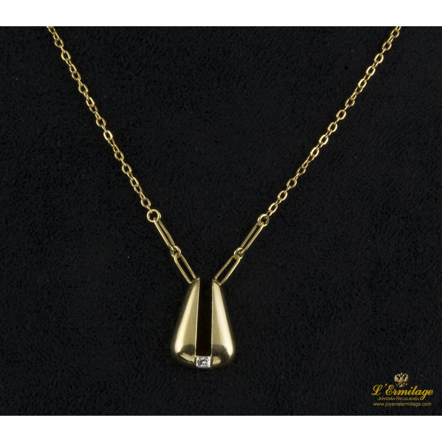 Collar realizado en oro amarillo y colgante con un brillante.