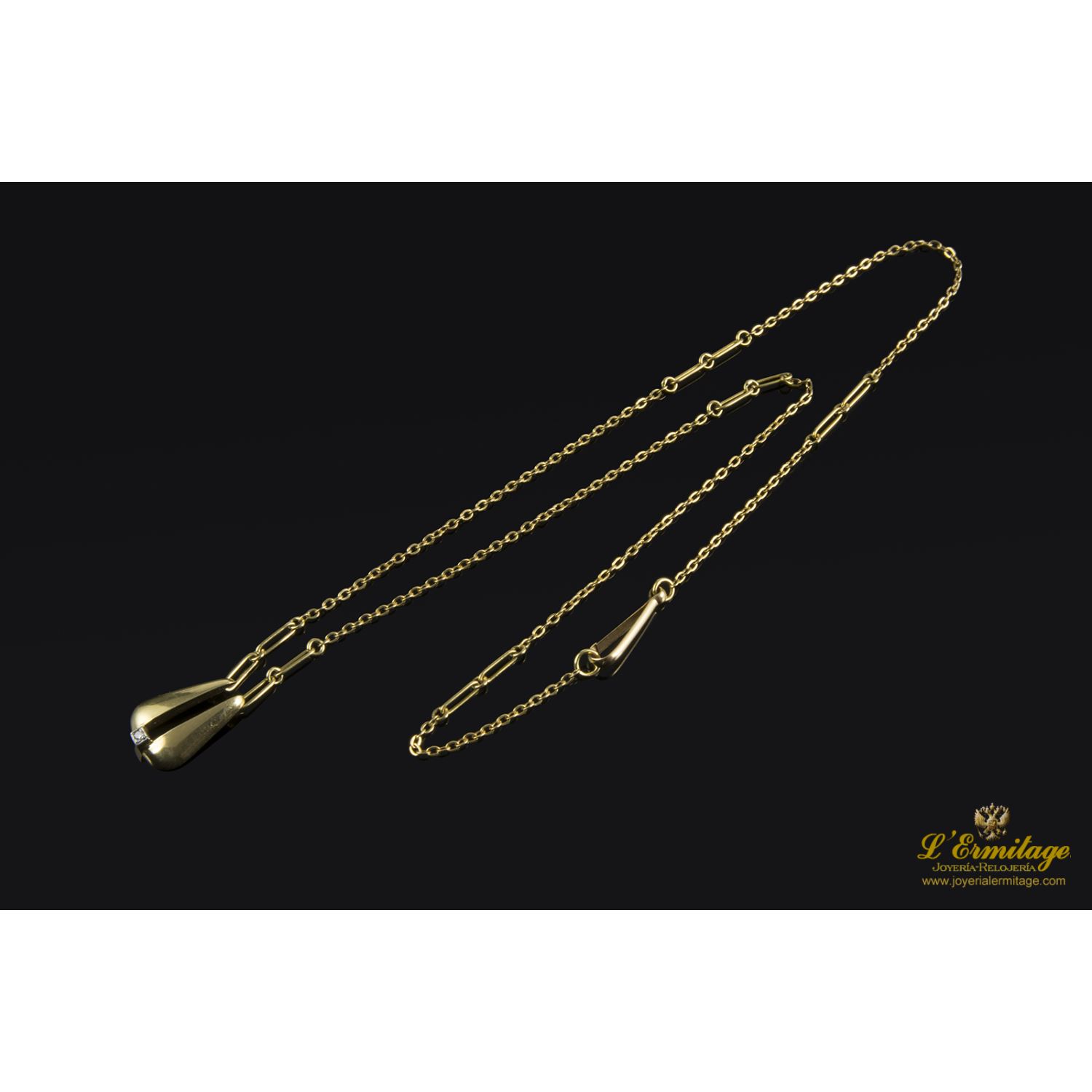Collar realizado en oro amarillo y colgante con un brillante.