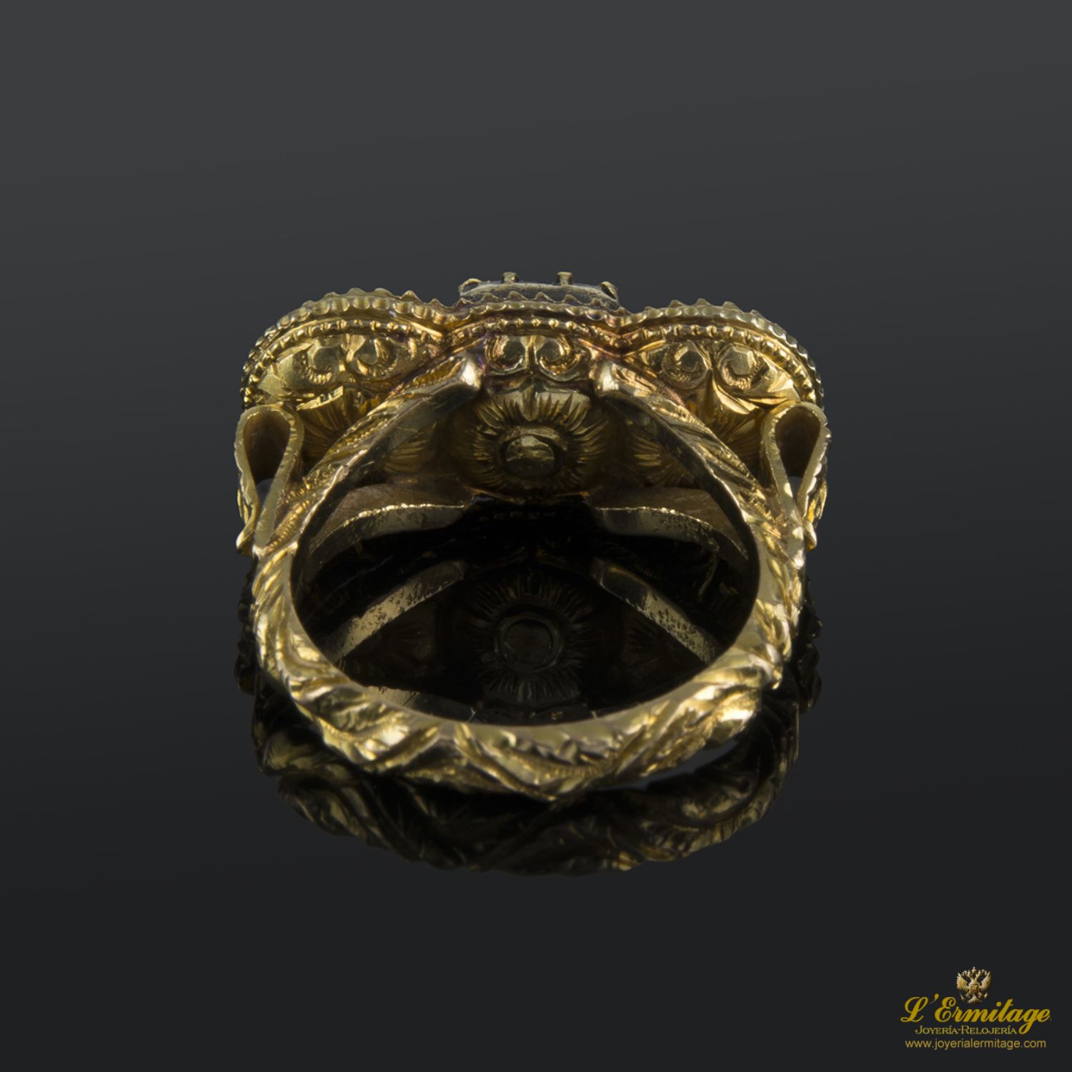 Sortija realizada en oro amarillo, circa del siglo xviii, con esmeralda colombiana y dos diamantes.