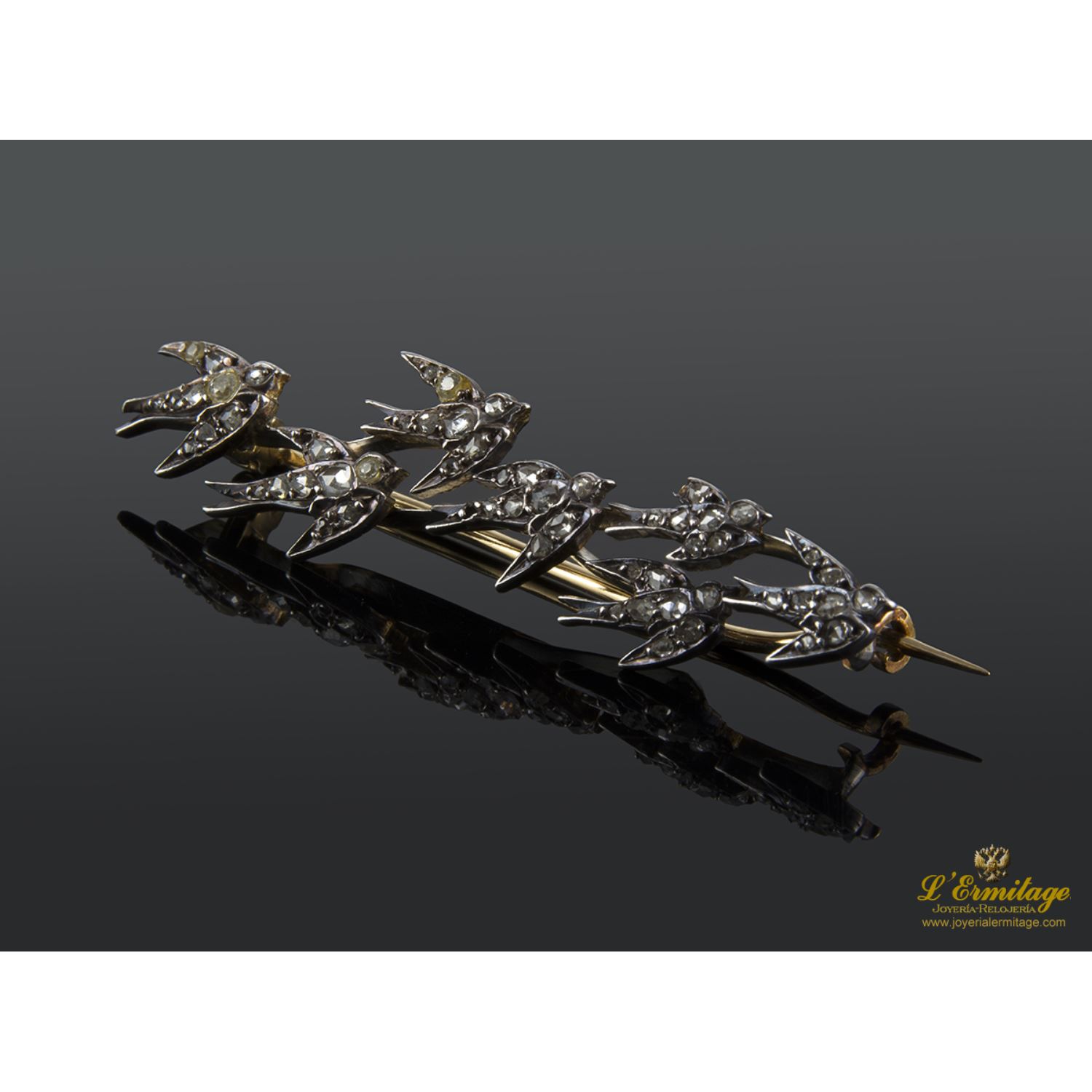 Broche con golondrinas realizado en oro amarillo, plata y diamantes. Pieza francesa del siglo xix.