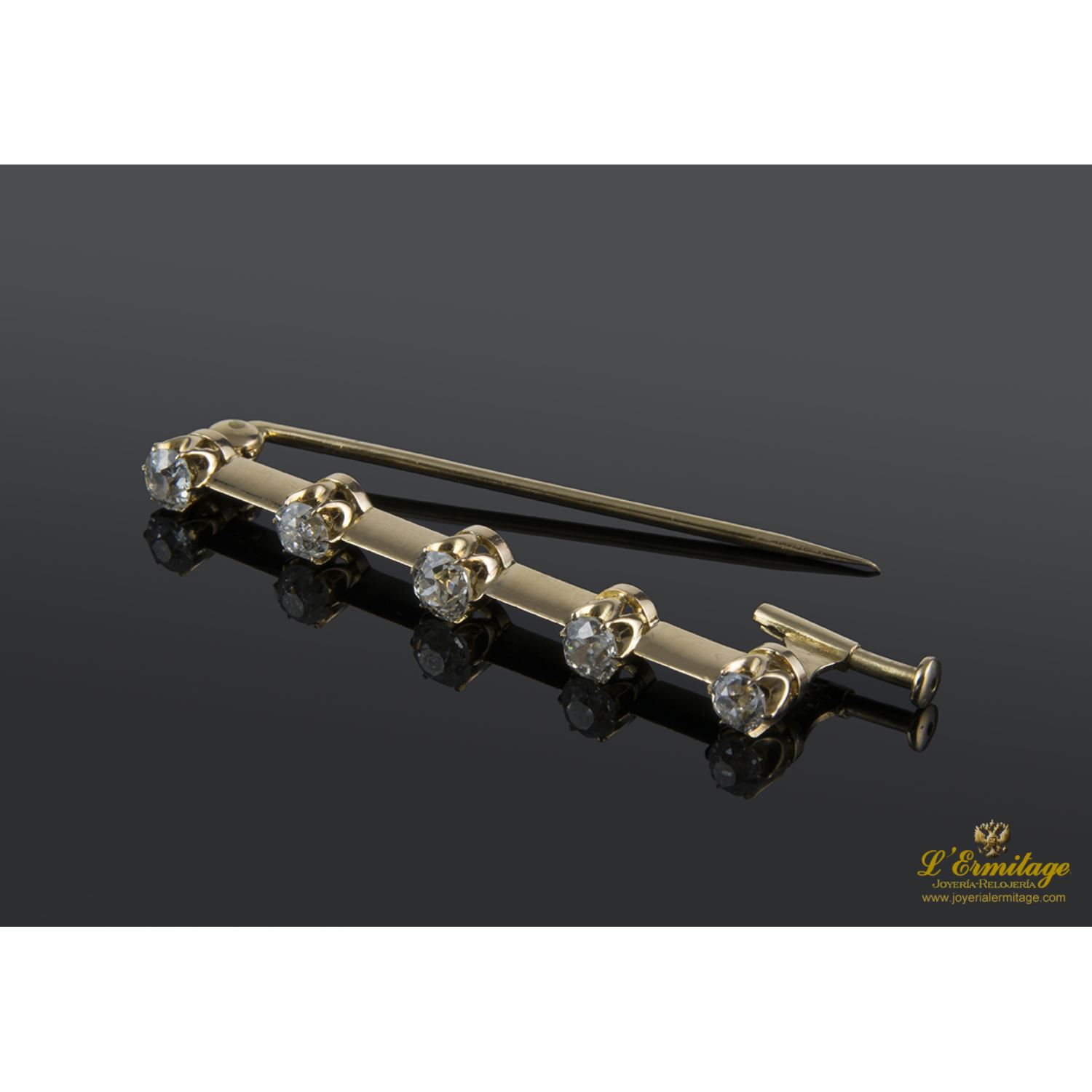 Broche en barra realizado en oro amarillo con brillantes.