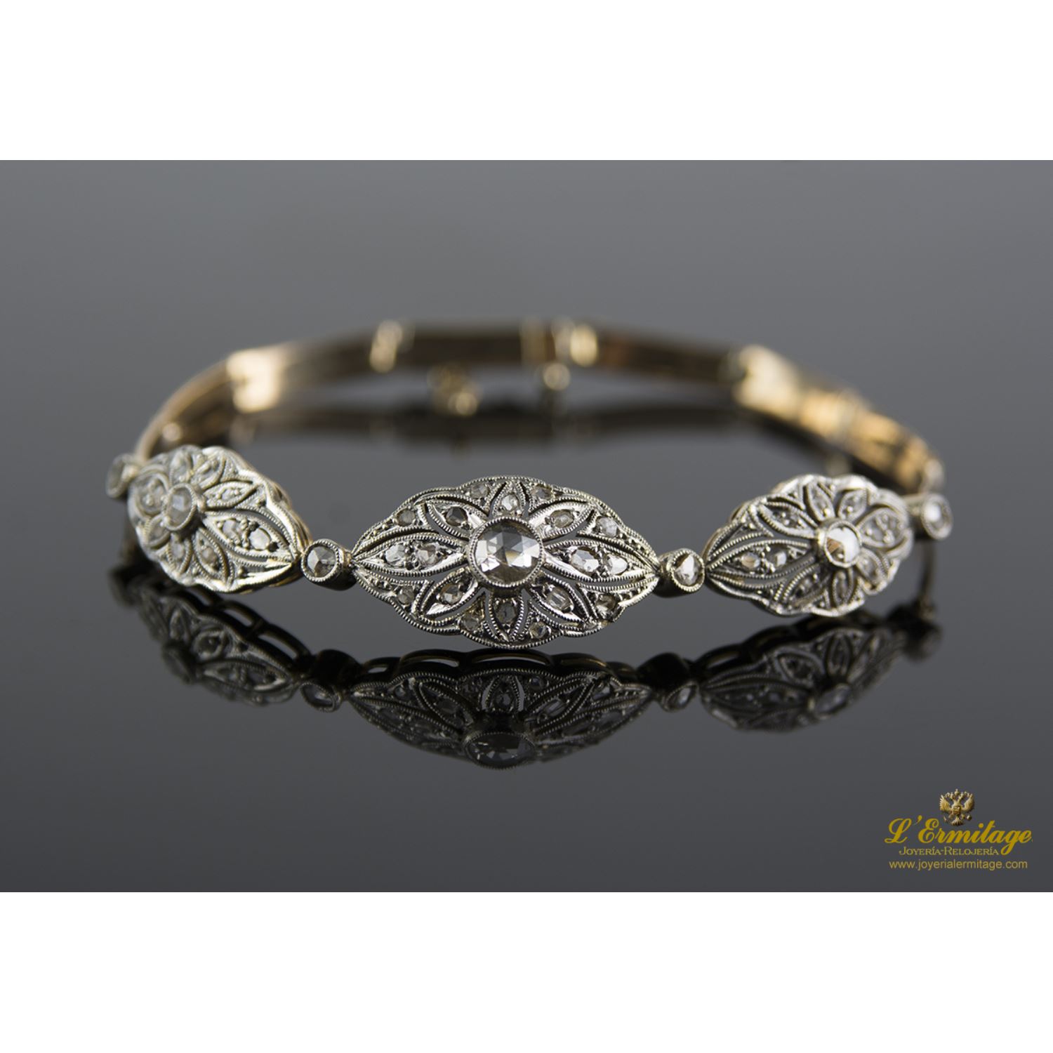 Pulsera realizada en oro amarillo y oro blanco con tres motivos ovales con diamantes, pp del siglo xx.