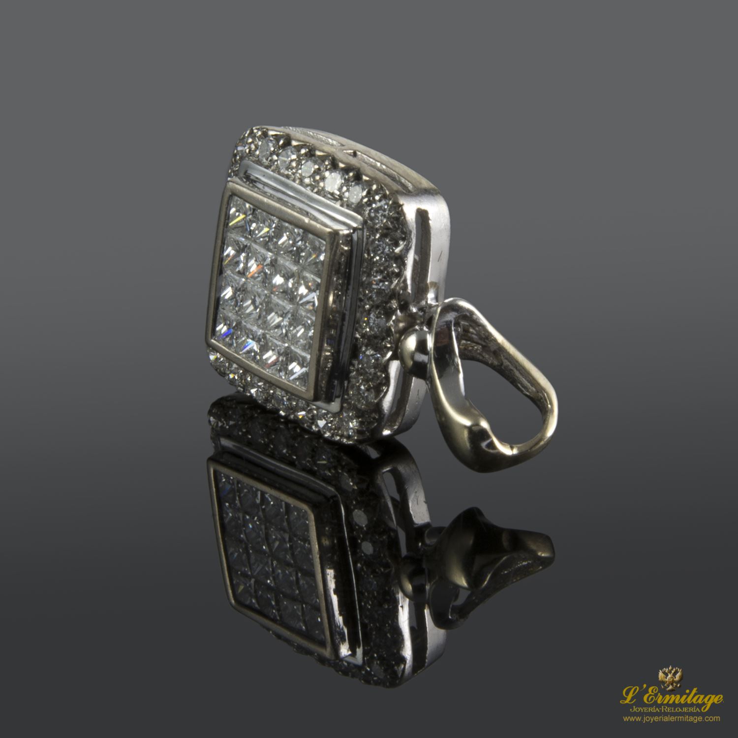 Colgante cuadrado realizado en oro blanco. Con cuajado de diamantes y orla de brillantes.