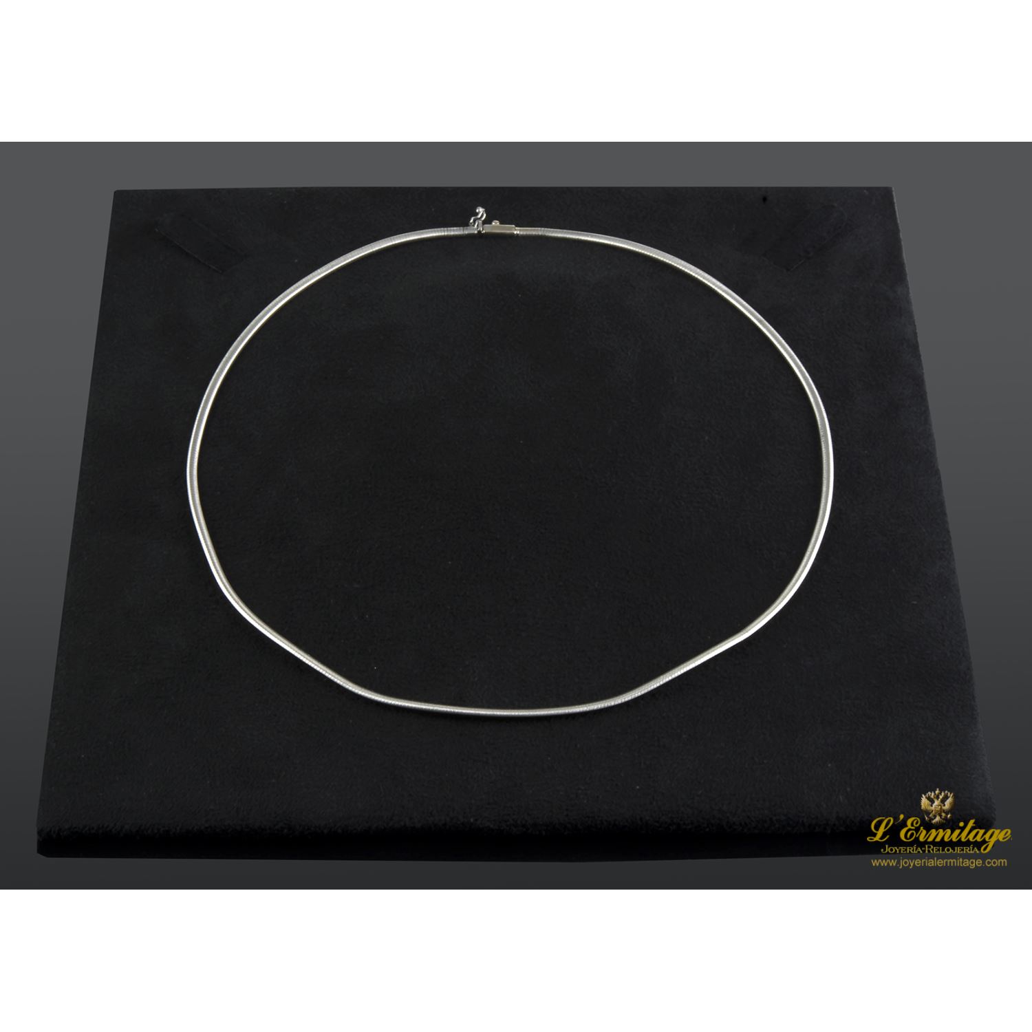 Collar cola de ratón realizado en oro blanco.