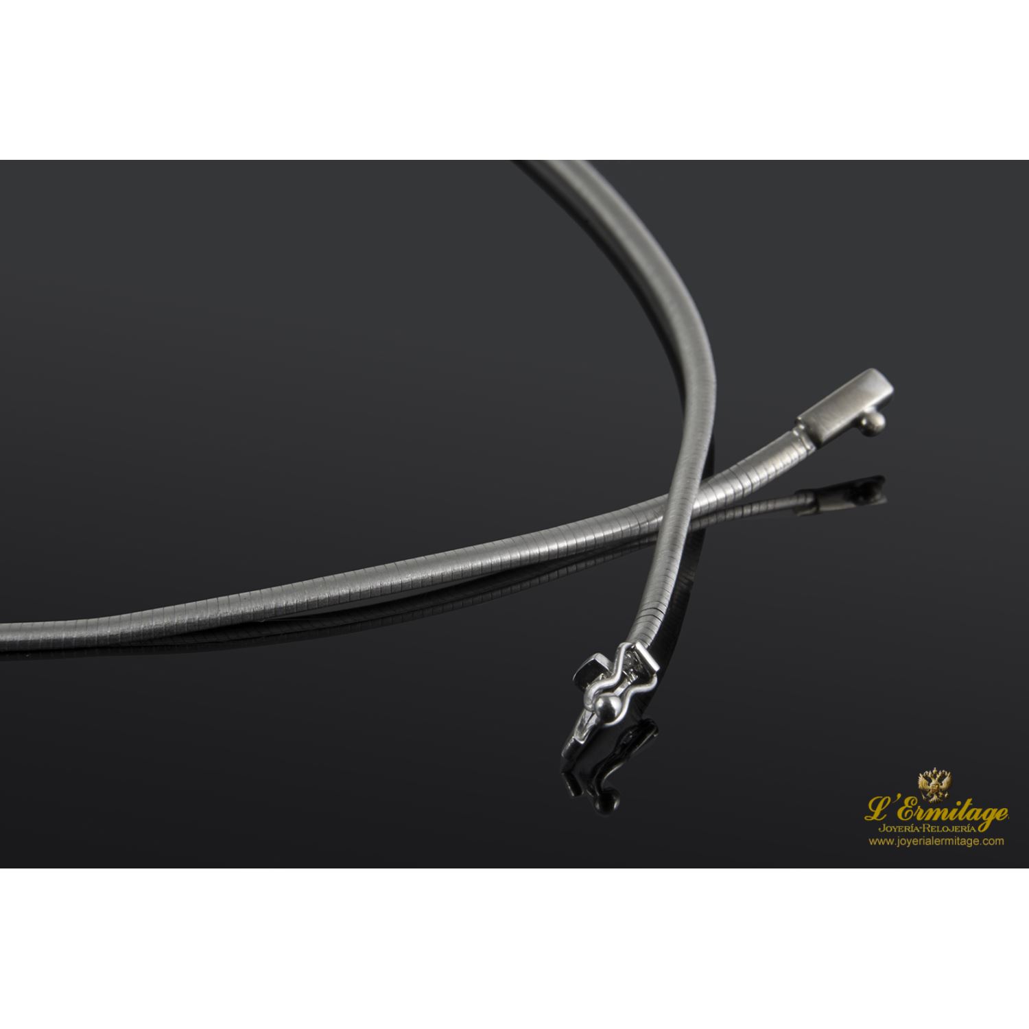 Collar cola de ratón realizado en oro blanco.