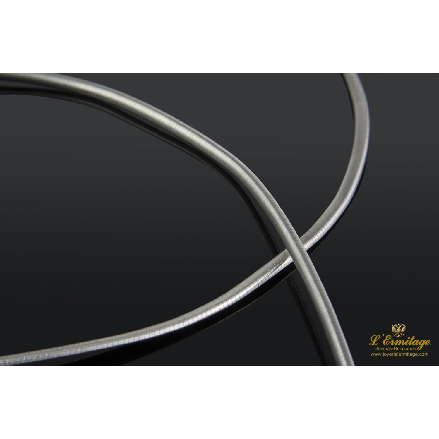 Collar cola de ratón realizado en oro blanco.