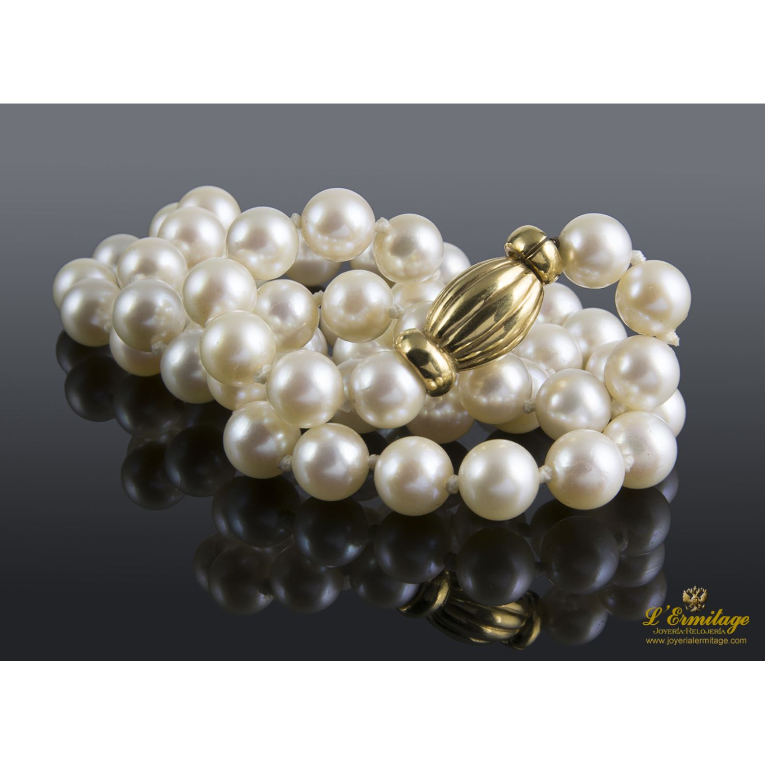 Collar de perlas con cierre en oro amarillo.