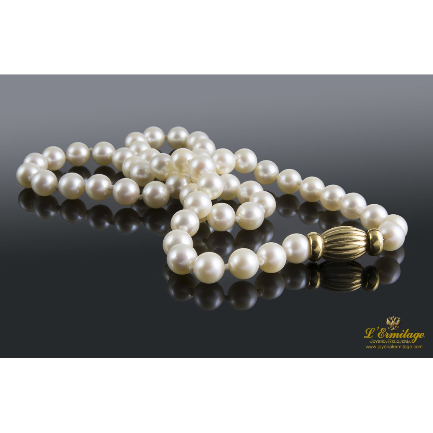 Collar de perlas con cierre en oro amarillo.