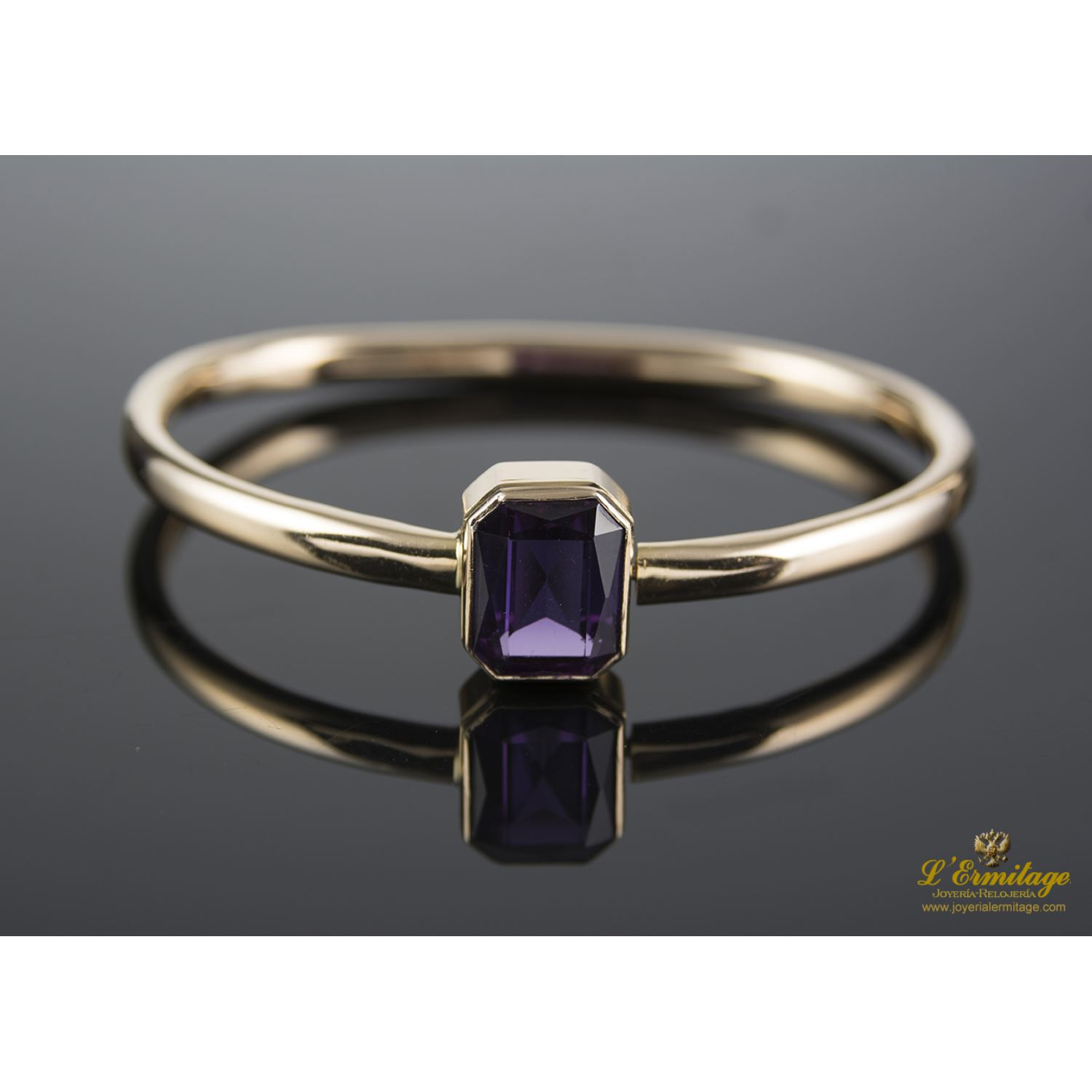 Pulsera rígida realizada en oro amarillo con un corindón.