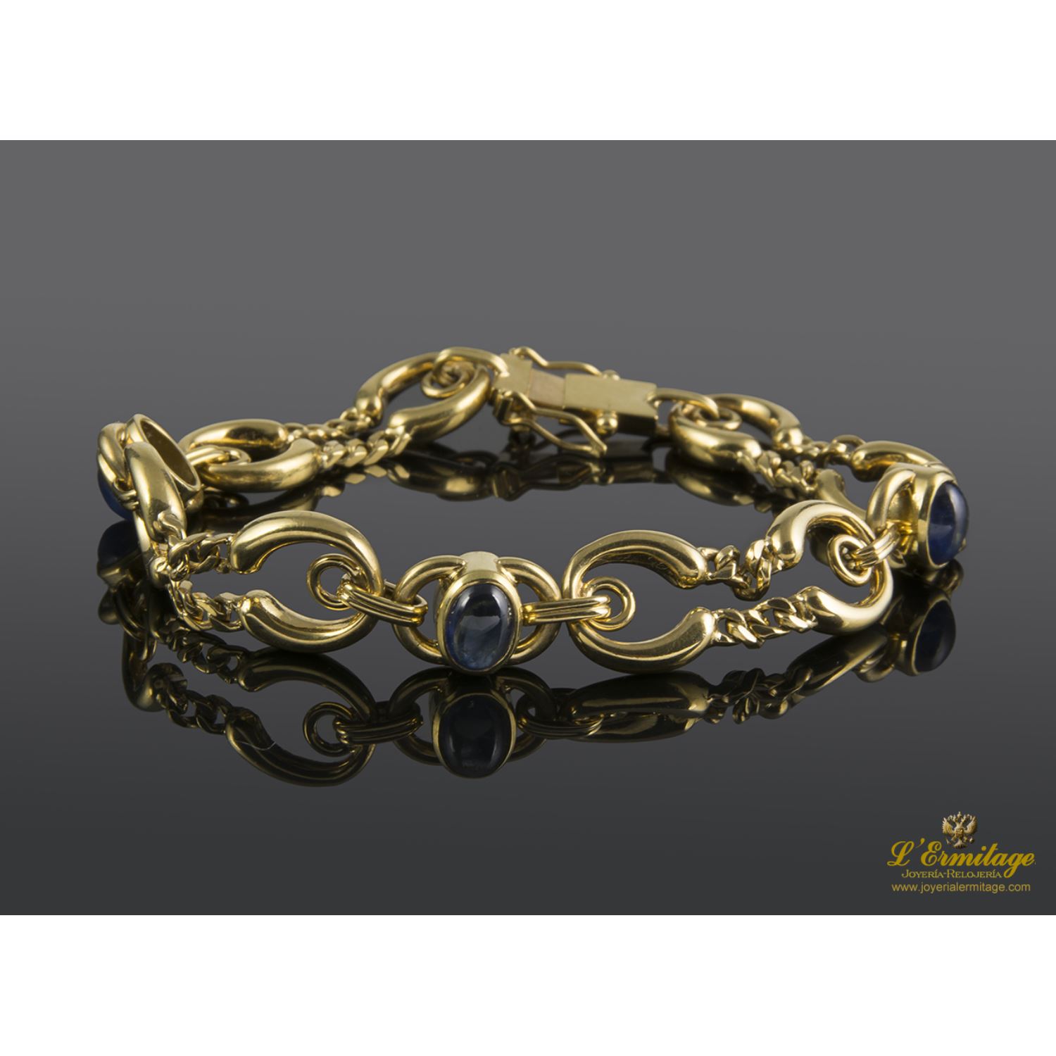 Pulsera realizada en oro amarillo. Presenta zafiros naturales.