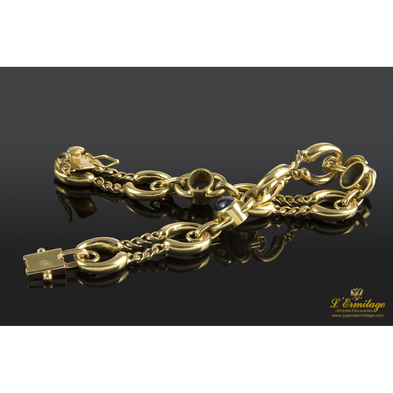 Pulsera realizada en oro amarillo. Presenta zafiros naturales.