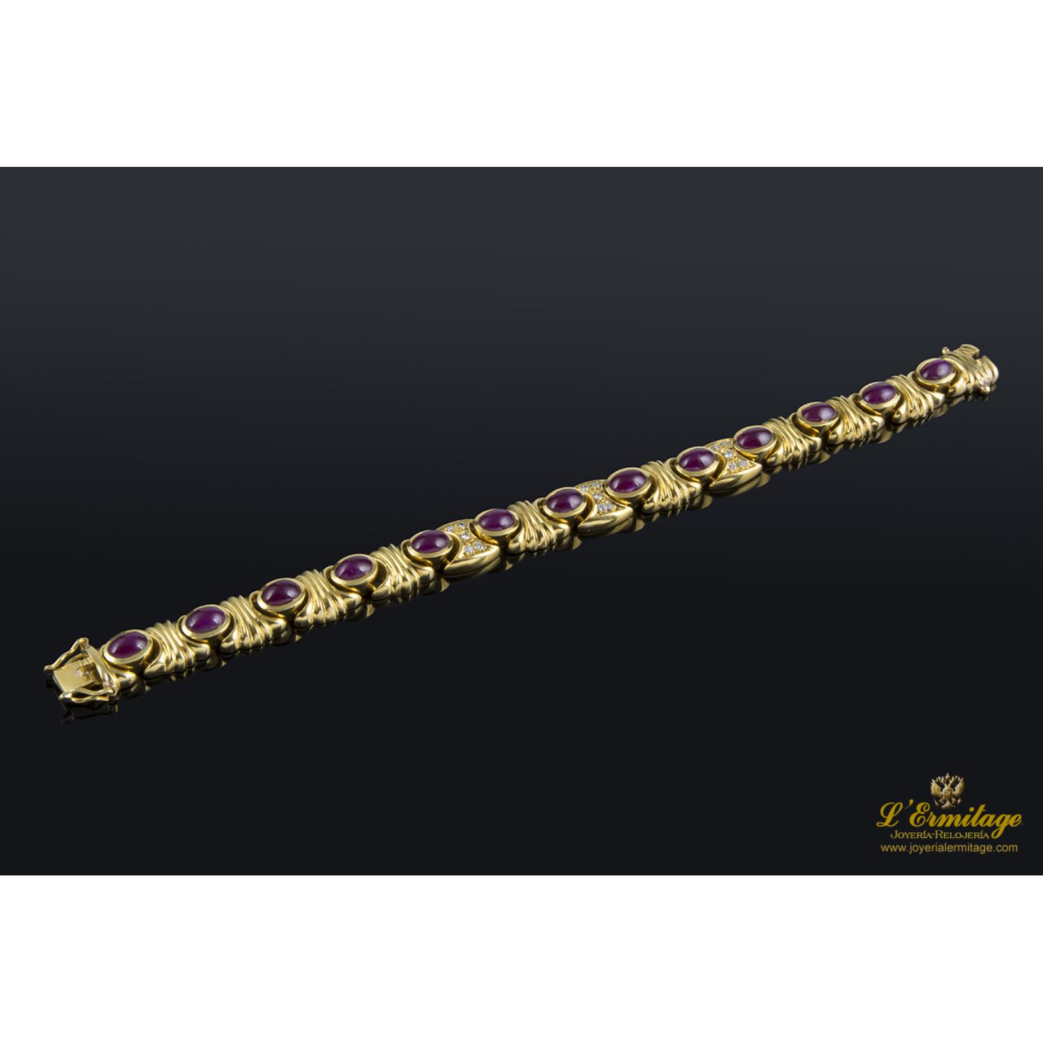 Pulsera realizada en oro amarillo con rubíes y brillantes.