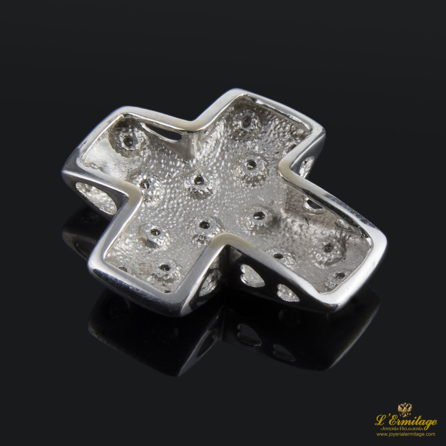 Colgante en cruz realizada en oro blanco y brillantes.