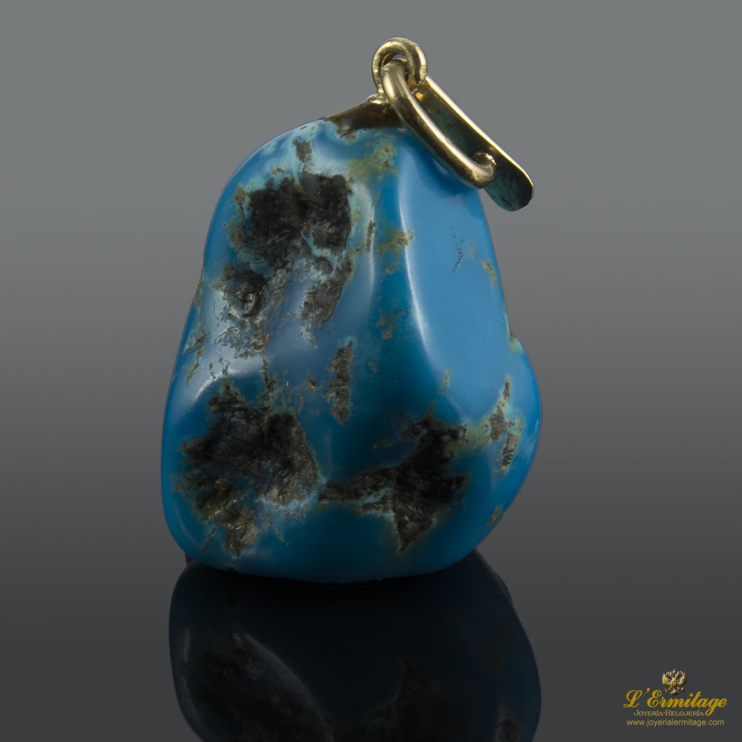 Colgante con una howlita montada en oro amarillo.