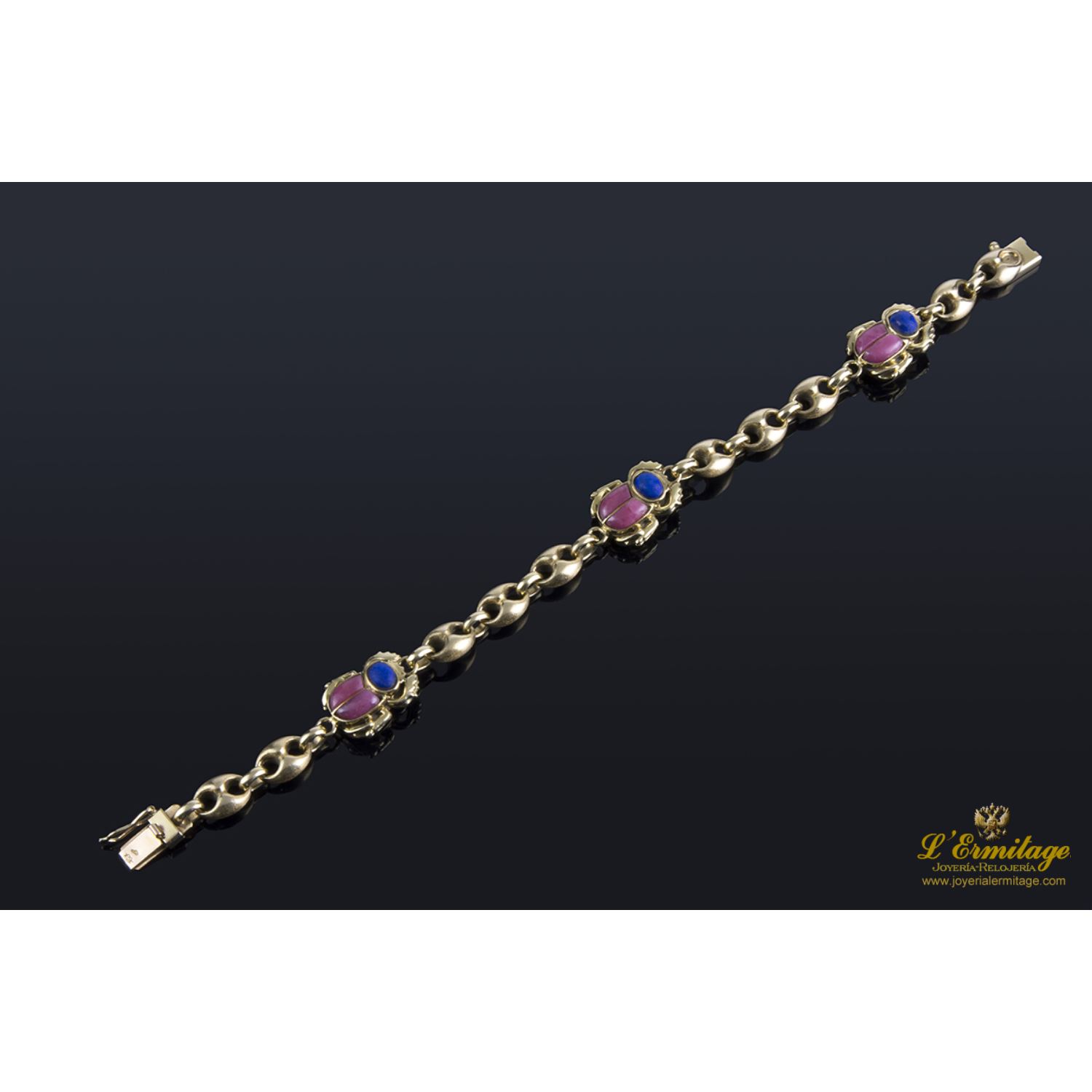 Pulsera realizada en oro amarillo con escarabajos en lapislázuli y rodocrosita.