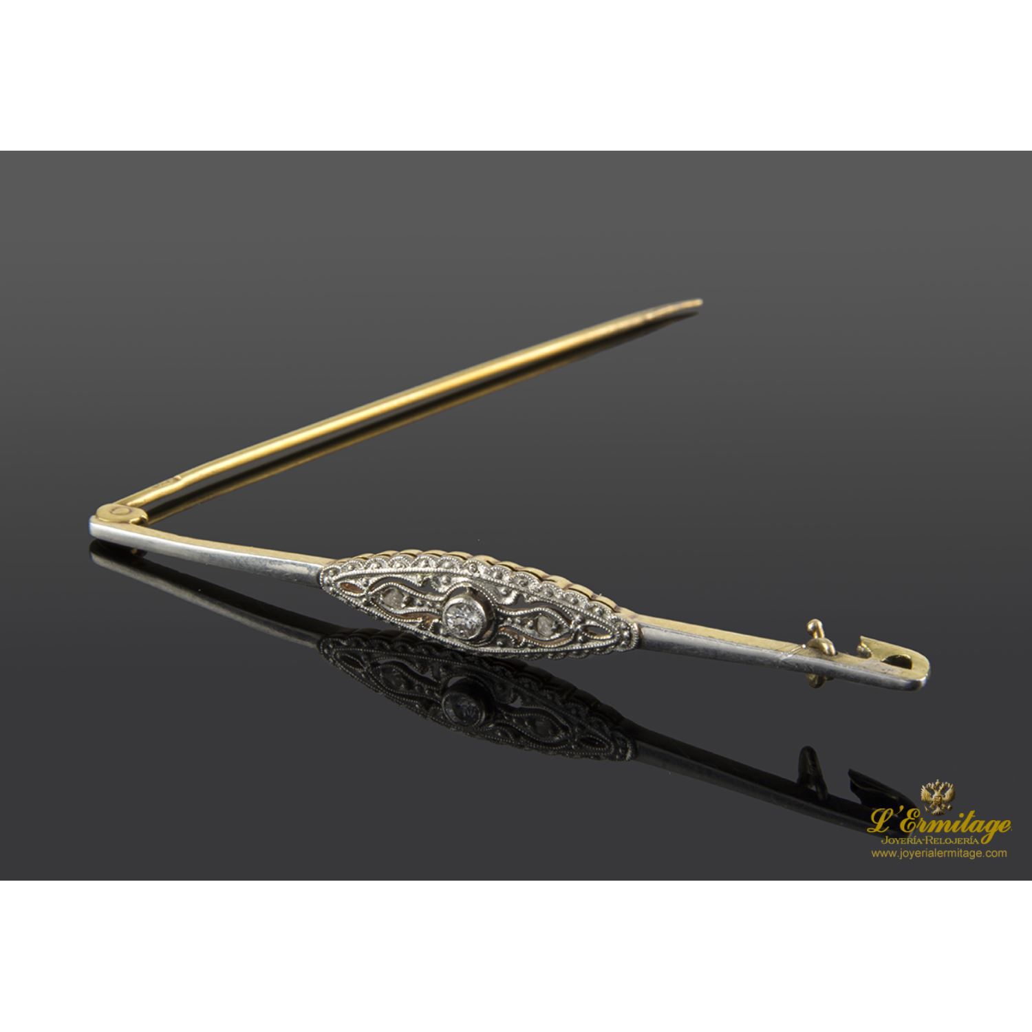 Broche-alfiler antiguo oro amarillo y plata con diamantes.