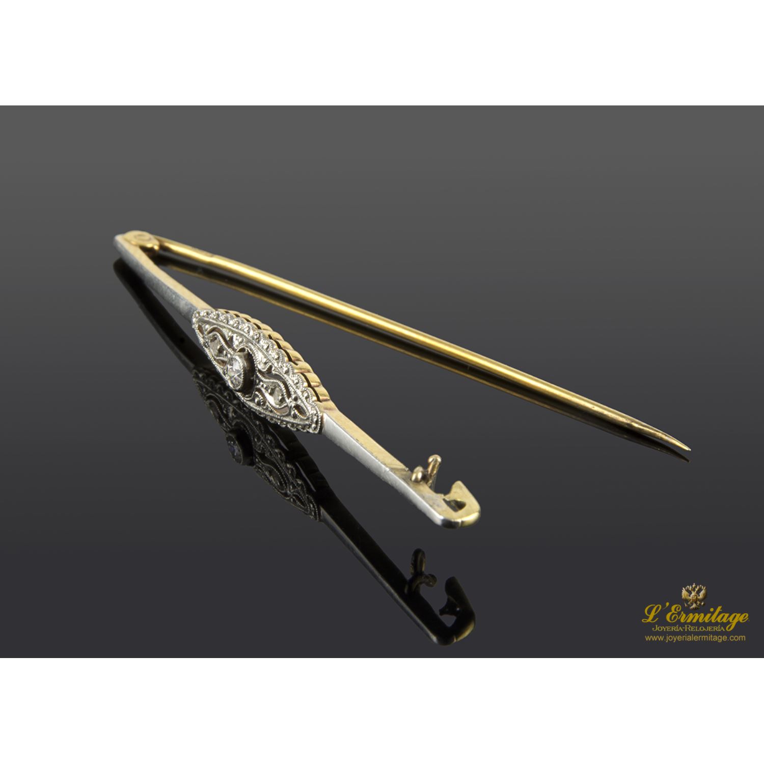 Broche-alfiler antiguo oro amarillo y plata con diamantes.