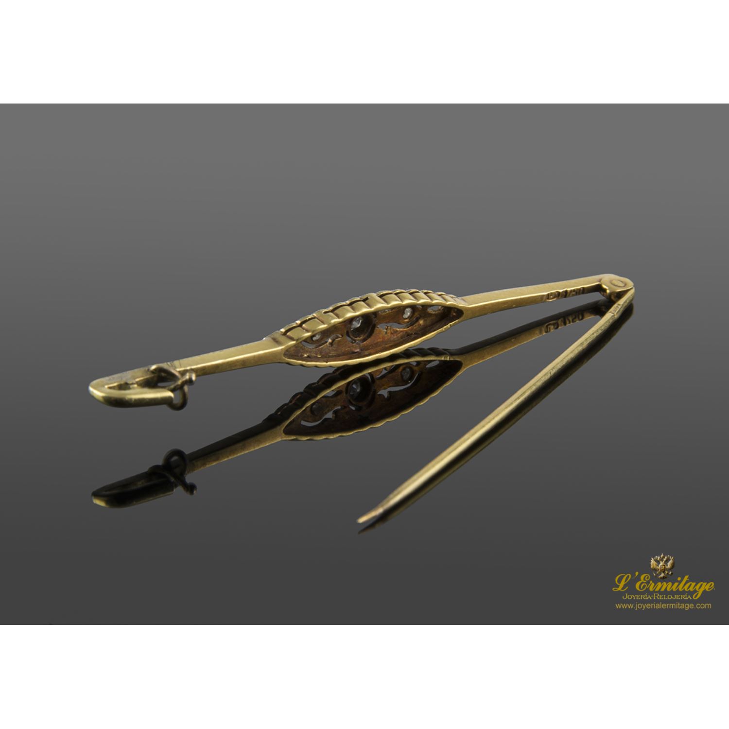 Broche-alfiler antiguo oro amarillo y plata con diamantes.