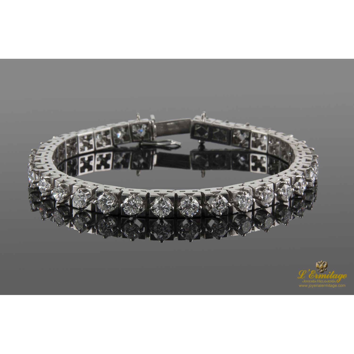 Pulsera riviere oro blanco y diamantes.