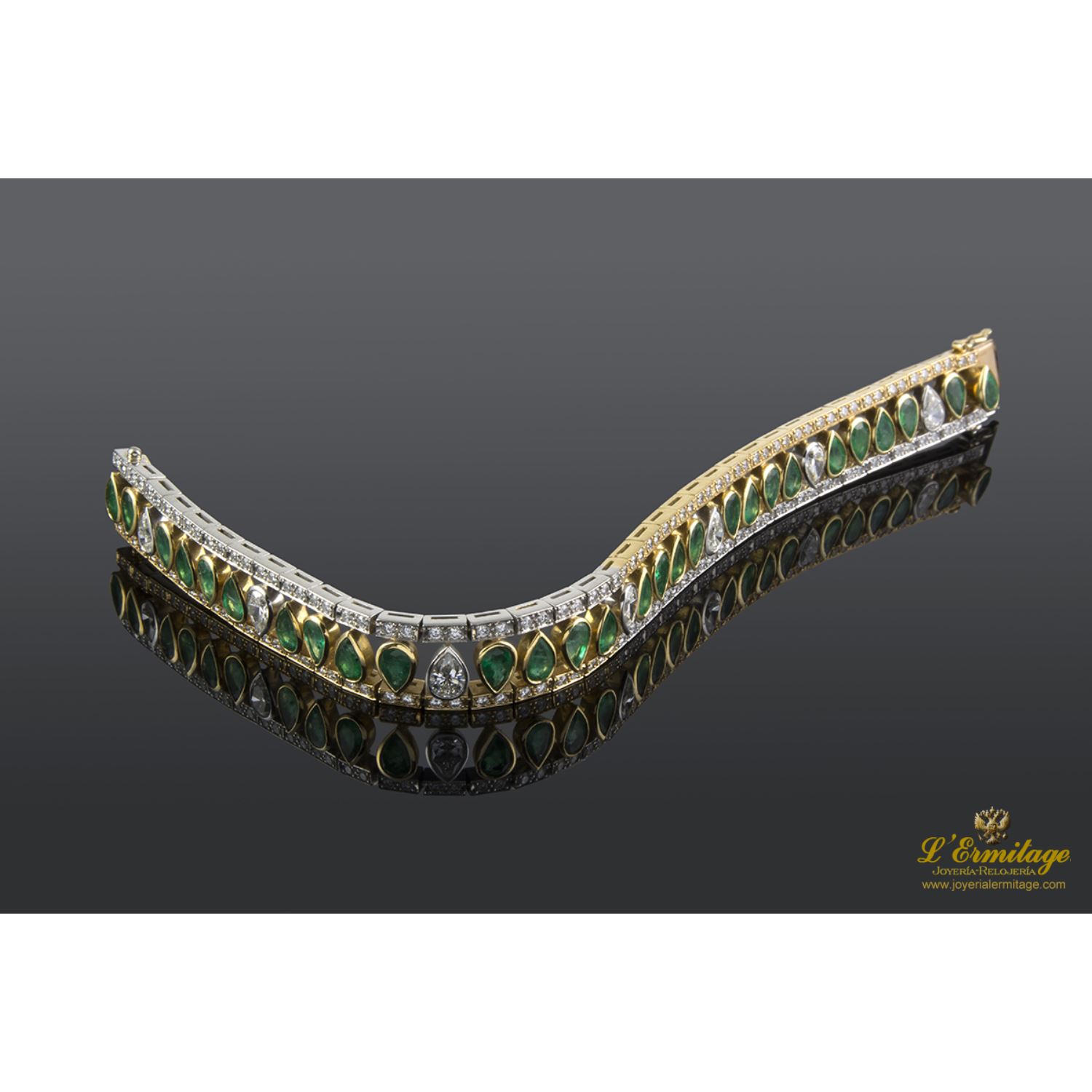 Pulsera art-deco esmeraldas talla pera y diamantes.