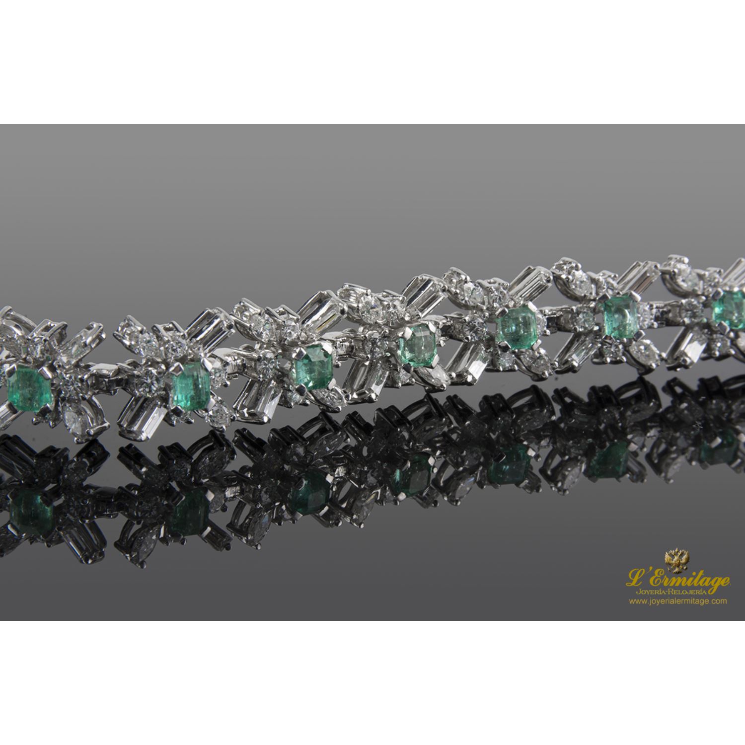 Pulsera oro blanco esmeraldas y diamantes.