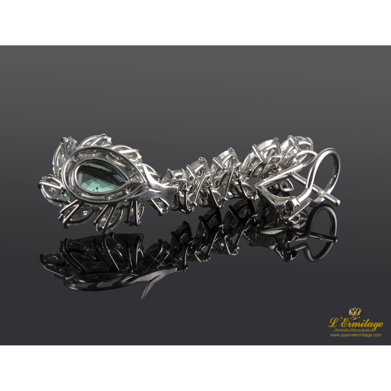 Pendientes colgantes oro blanco esmeraldas y diamantes.