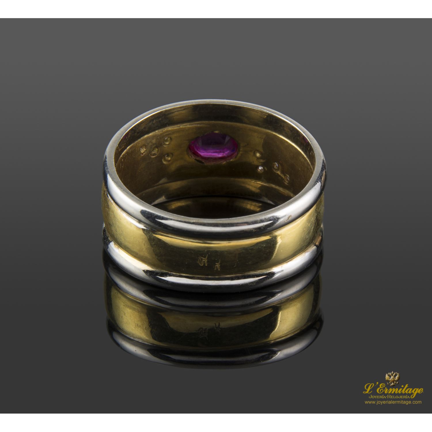 Sortija oro amarillo oro blanco rubí cabuchón y diamantes.