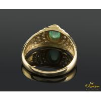 Sortija realizada en oro amarillo con una esmeralda y brillantes