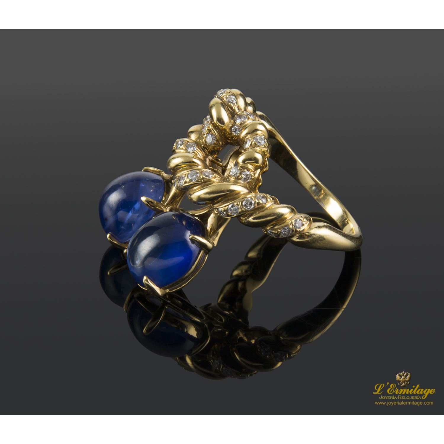 Sortija oro amarillo zafiros cabuchón y diamantes.