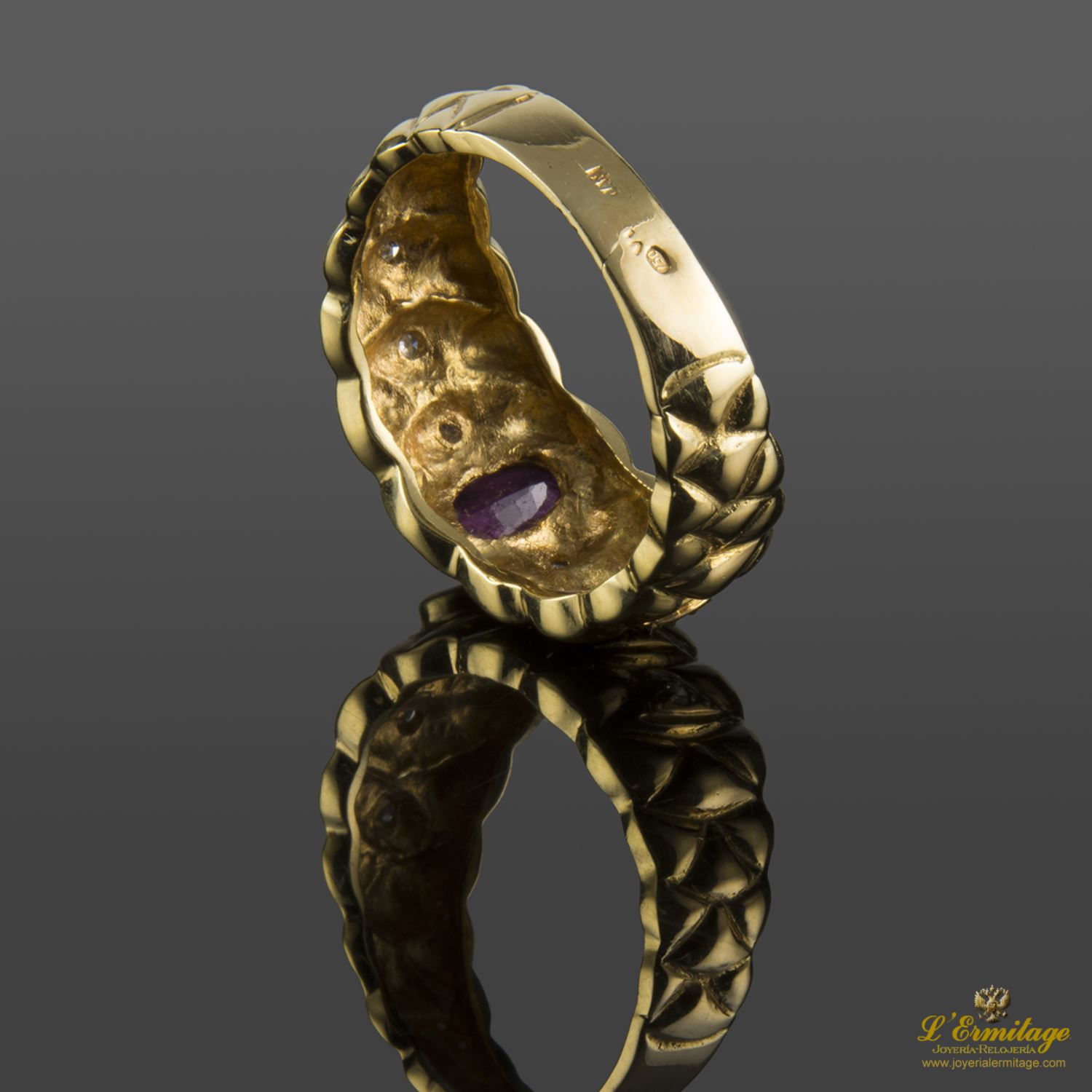 Sortija antigua oro amarillo rubí y diamantes.