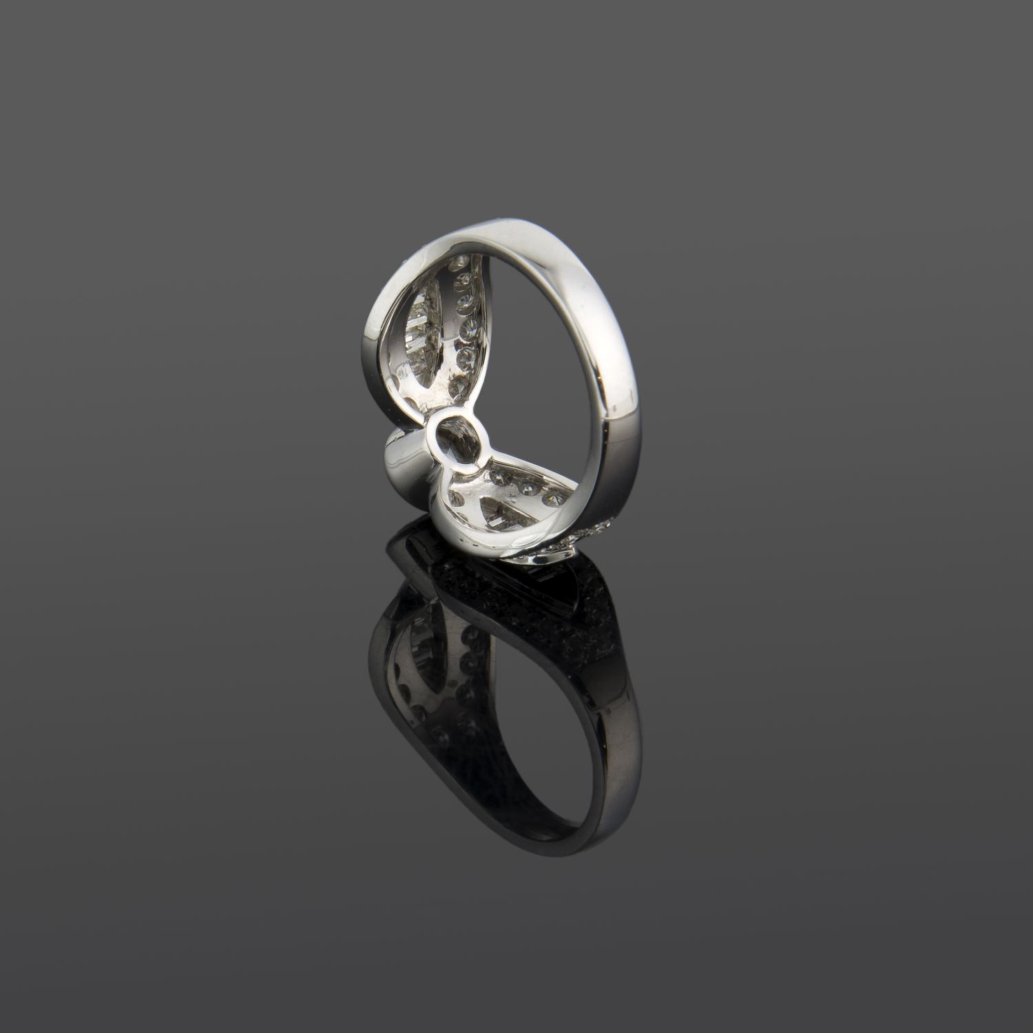 Sortija en oro blanco con diamantes