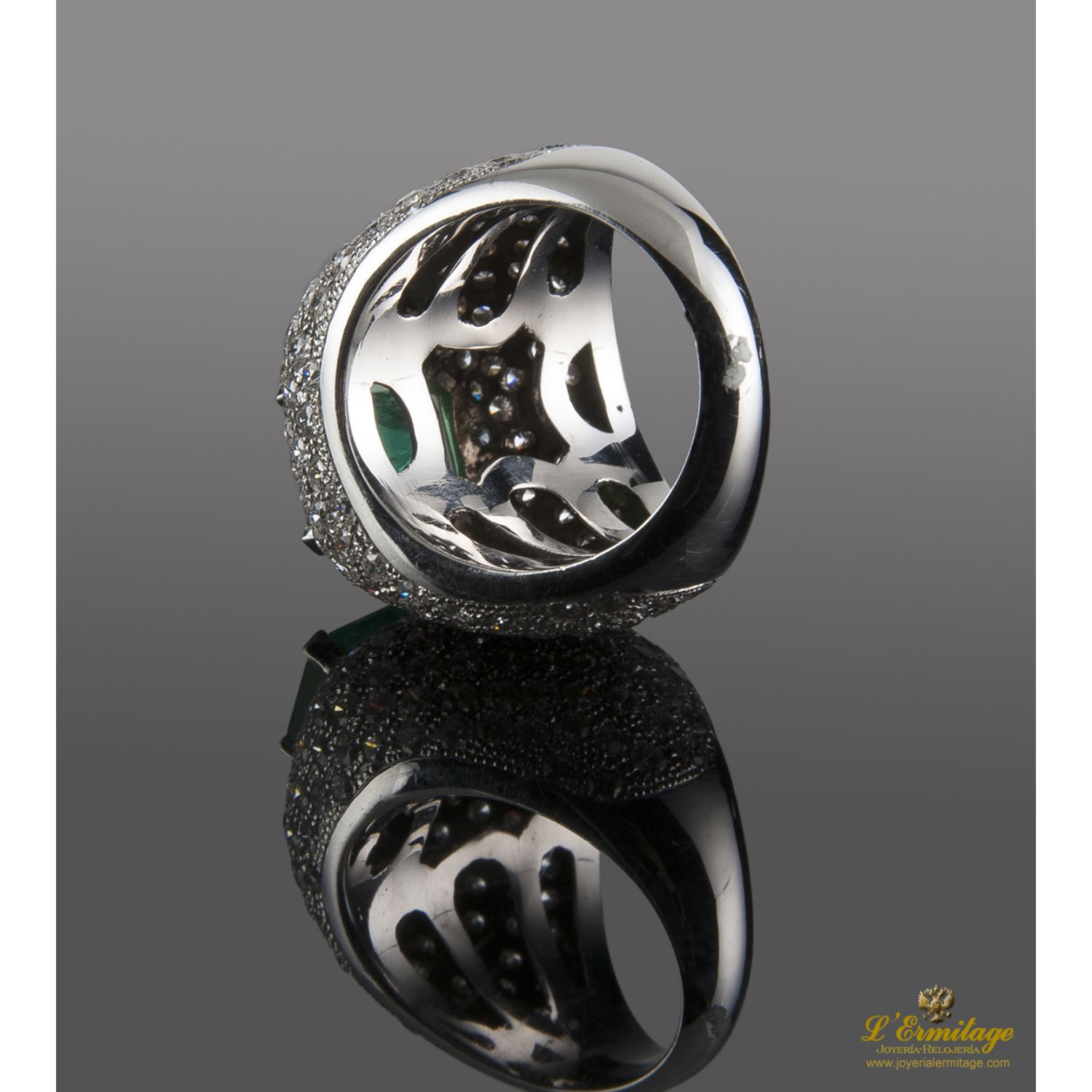 Sortija oro blanco esmeralda y cuajado de diamantes