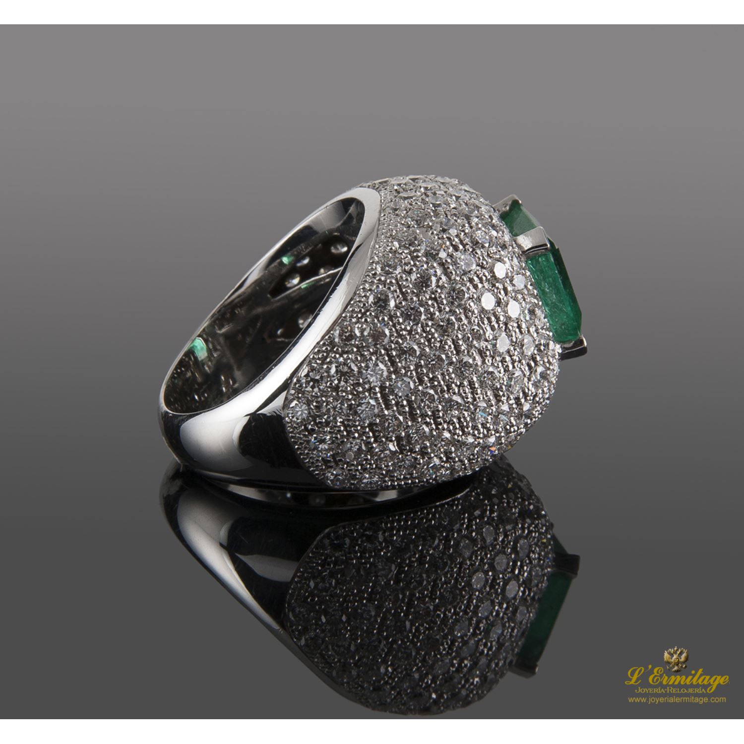 Sortija oro blanco esmeralda y cuajado de diamantes