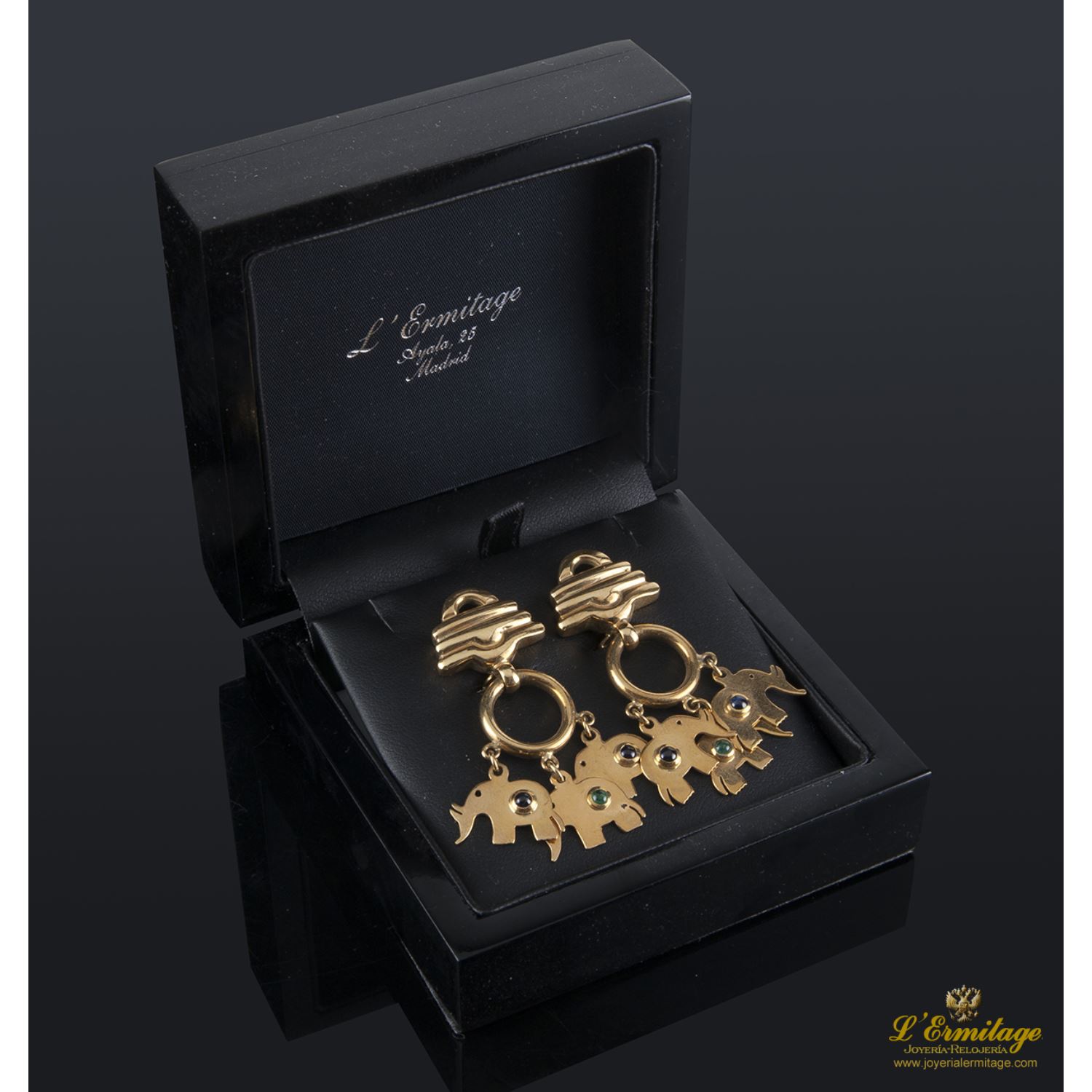 Pendientes elefantes colgantes en oro amarillo, esmeraldas y zafiros.