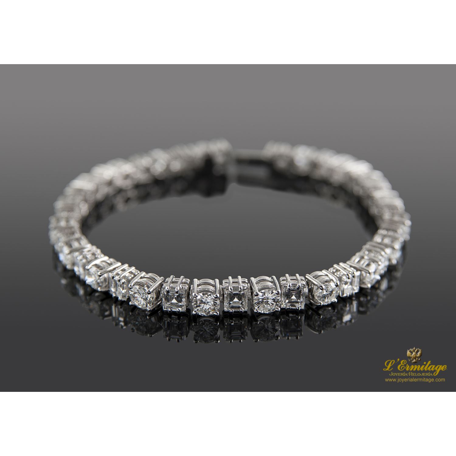 Pulsera riviere oro blanco y diamantes.