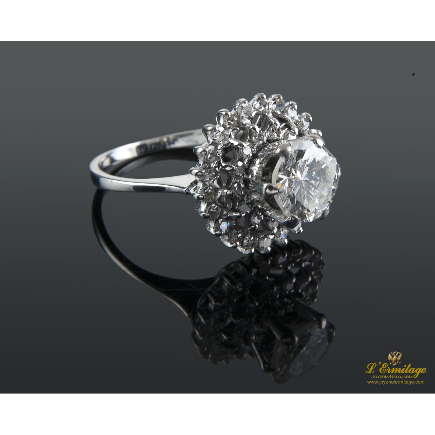 Sortija oro blanco y diamantes color i, pureza p1 y peso 1,30 cts.