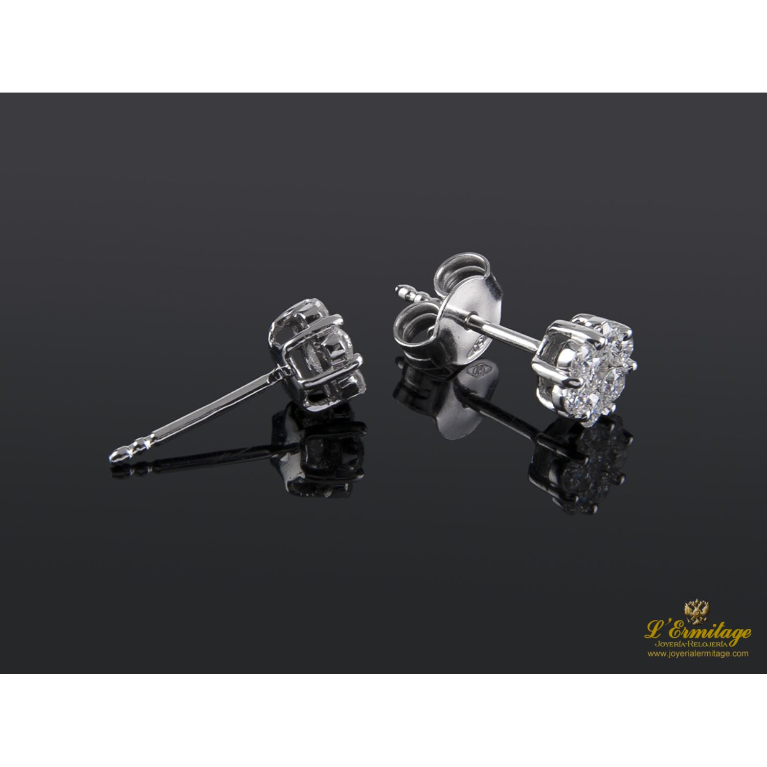 Pendientes dormilonas oro blanco y diamantes.