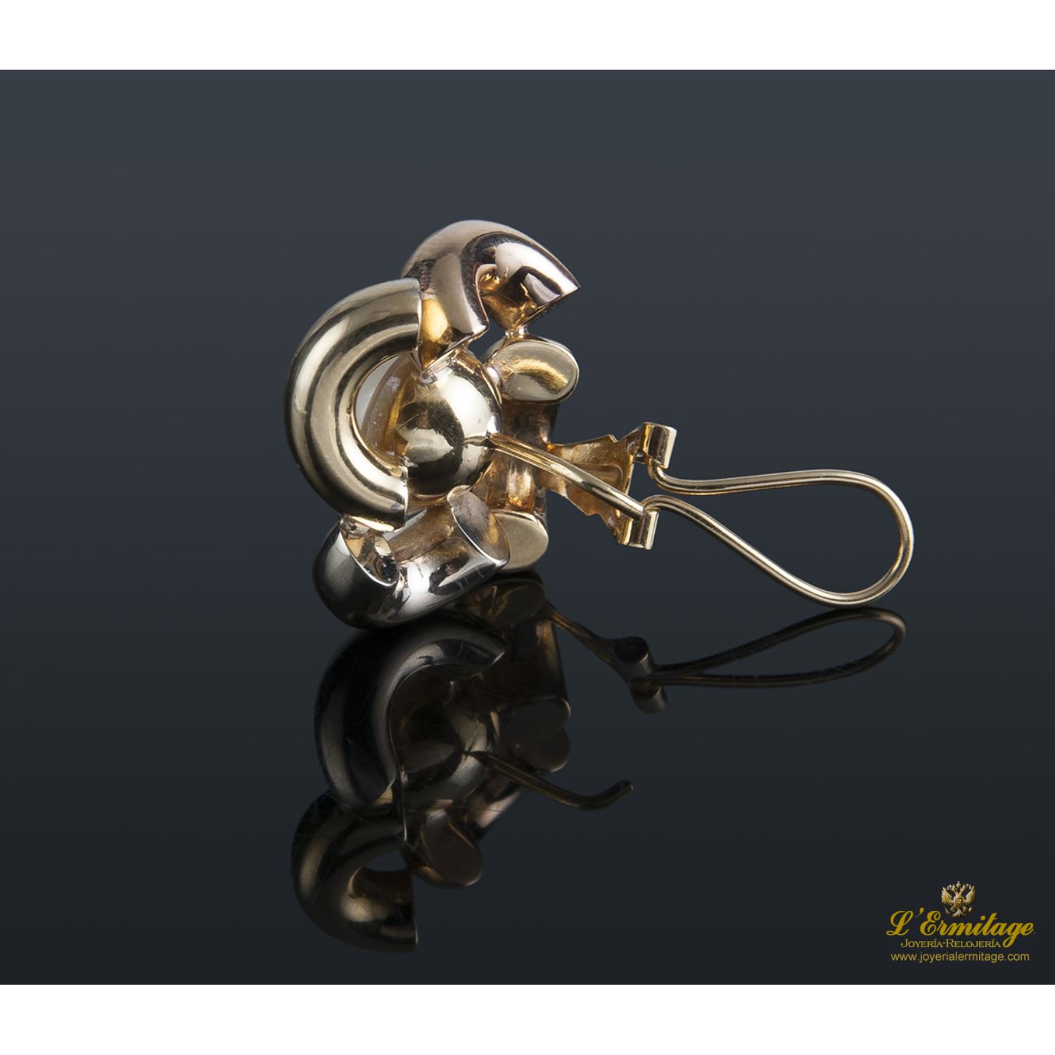 Pendientes realizados en oro amarillo. Presentan dos perlas mabe.