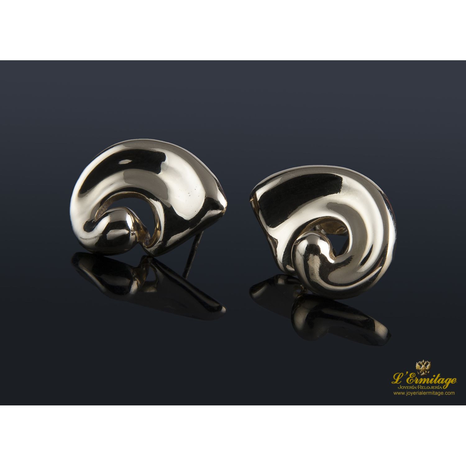 Pendientes realizados en oro amarillo.