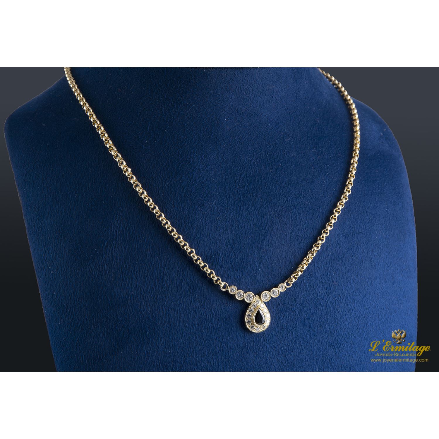 Collar realizado en oro amarillo con un zafiro y brillantes .