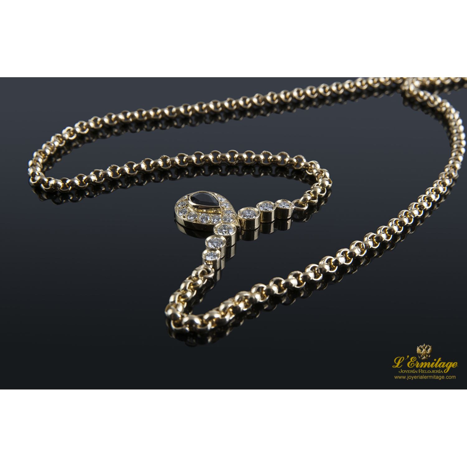 Collar realizado en oro amarillo con un zafiro y brillantes .