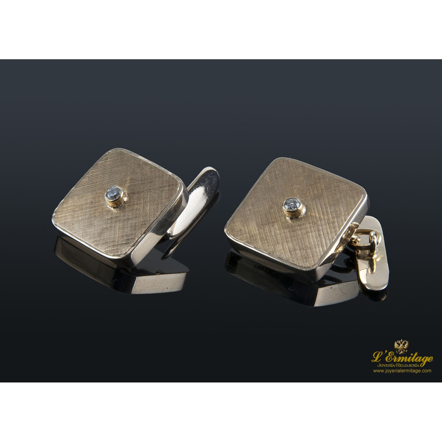 Gemelos realizados en oro amarillo.