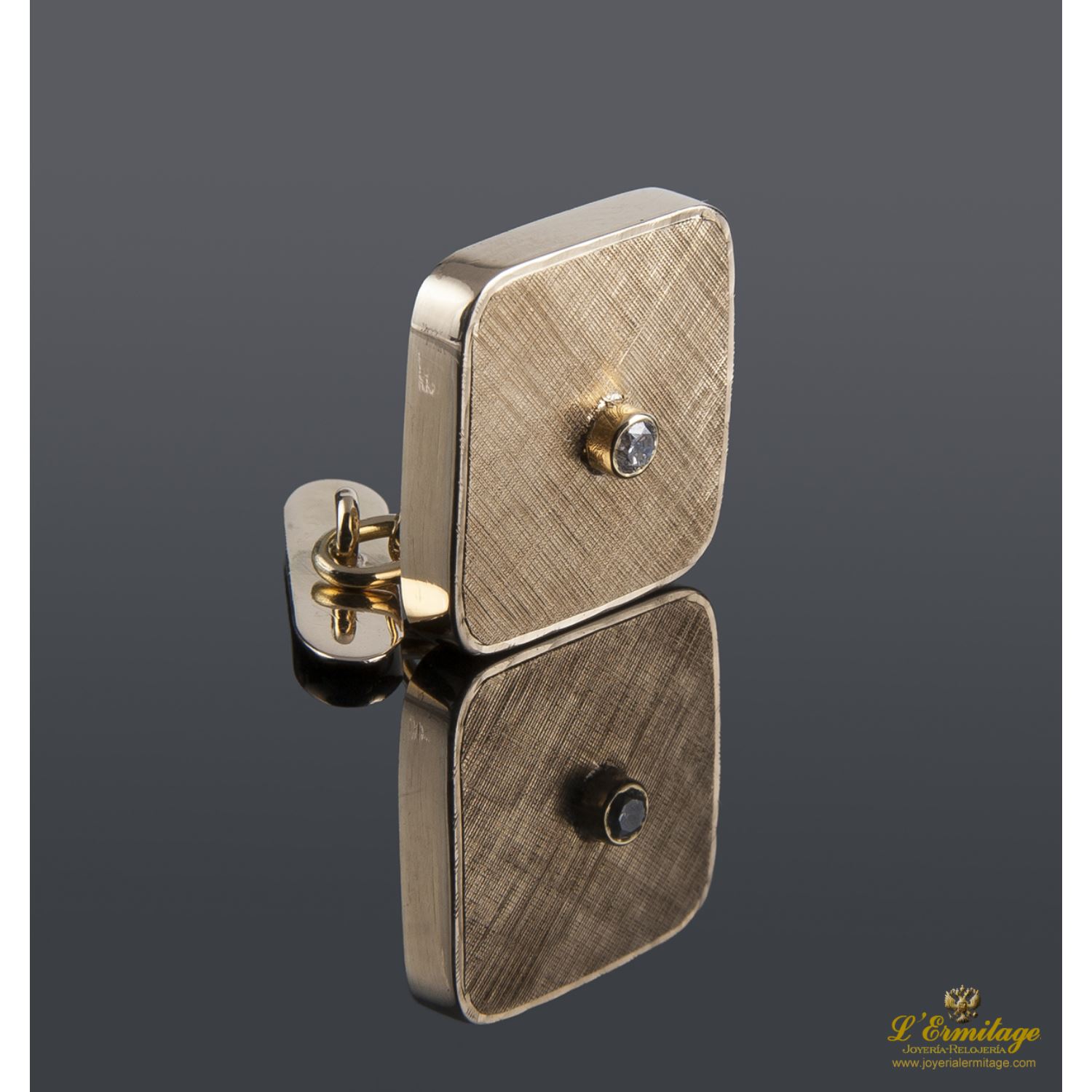 Gemelos realizados en oro amarillo.