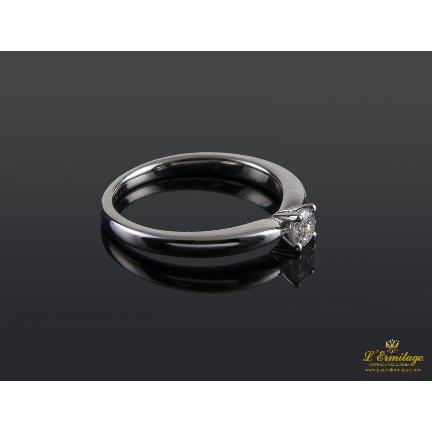 Sortija solitario oro blanco color g, pureza si1 y peso 0,20 cts.