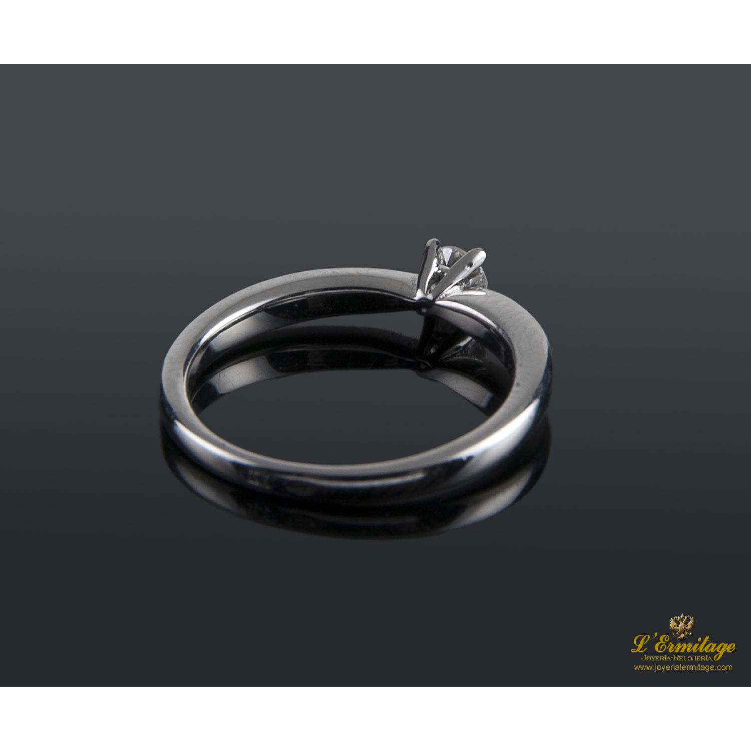 Sortija solitario oro blanco color g, pureza si1 y peso 0,20 cts.