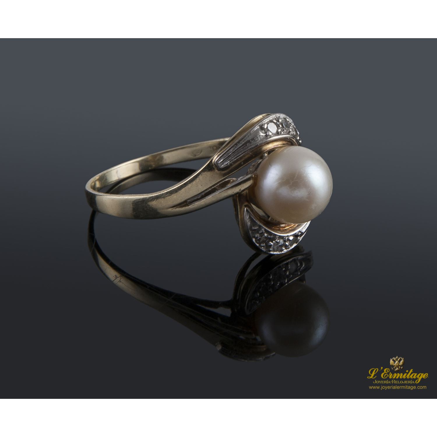 Anillo antiguo oro amarillo perla y diamantes.