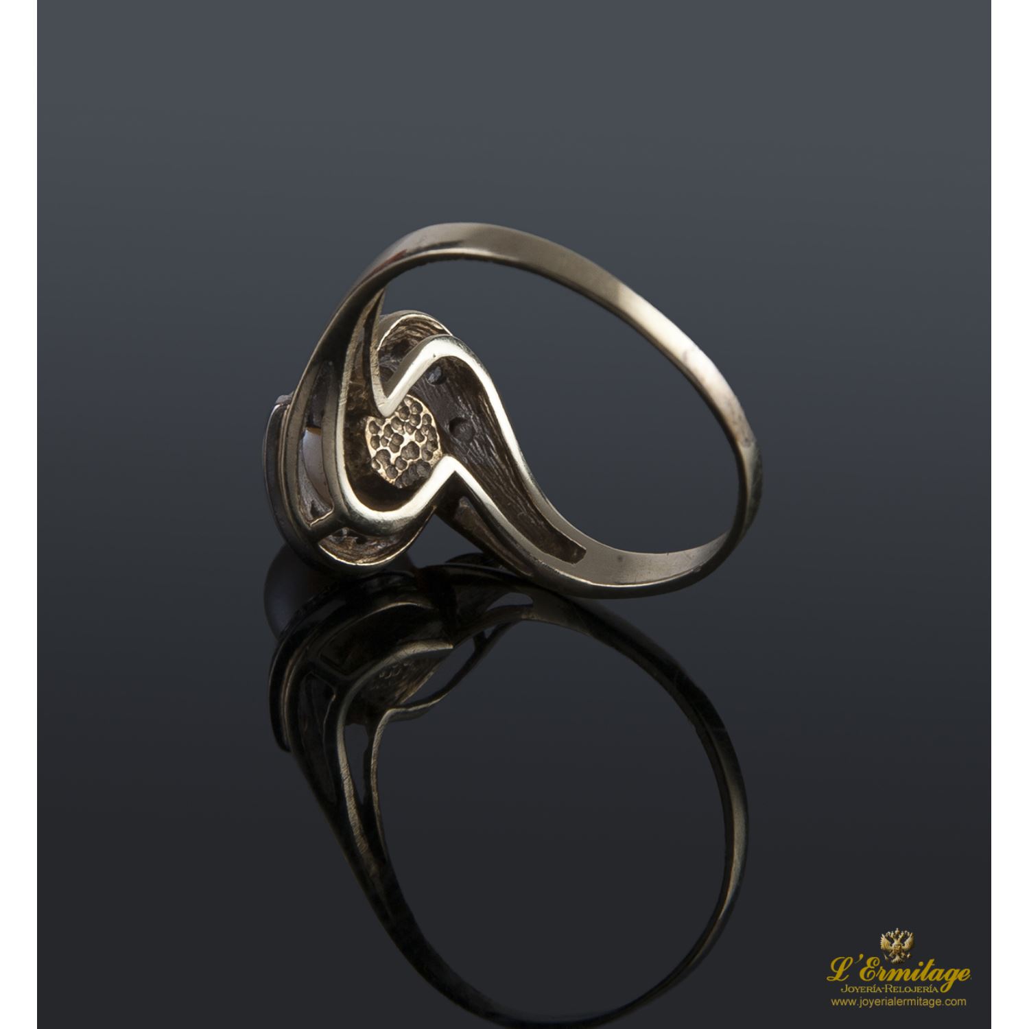 Anillo antiguo oro amarillo perla y diamantes.