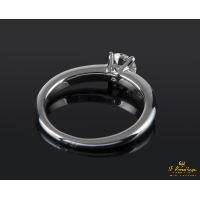 Sortija solitario oro blanco.